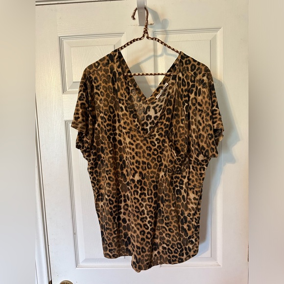 Express double v neck relax fit leopard tee from Express size M - Picture 1 of 4